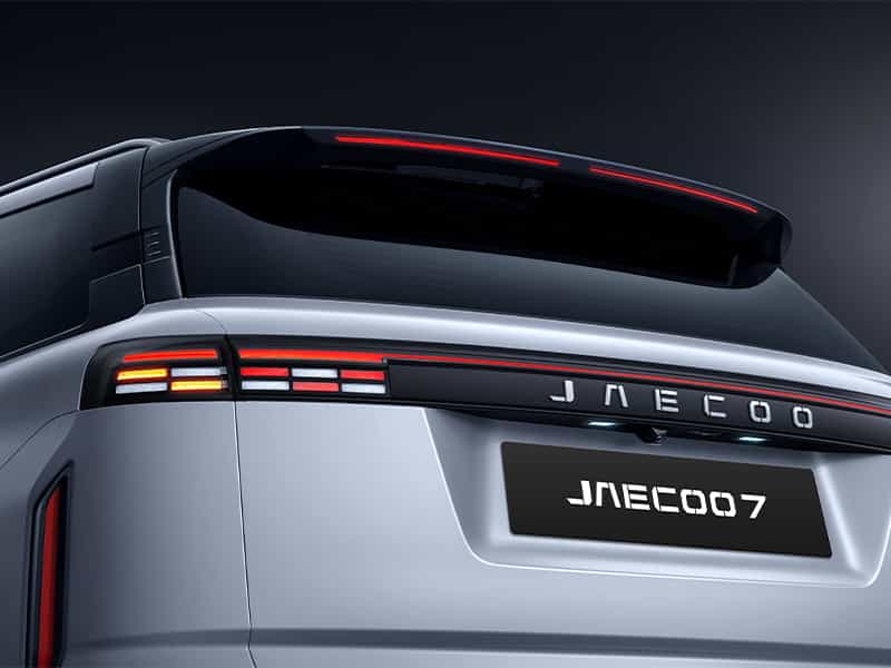 Heckansicht des JAECOO 7 SUV mit kantigen LED-Rückleuchten