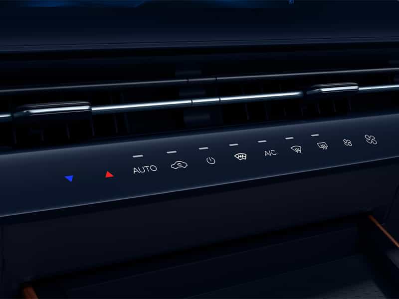 Touch-Bedienfeld der Zwei-Zonen-Klimaautomatik im Innenraum des OMODA 5 Crossover Coupés
