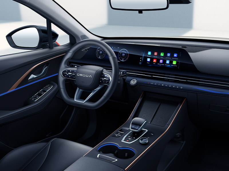 Modernes Cockpit mit gekühltem Wireless Charger für Smartphones